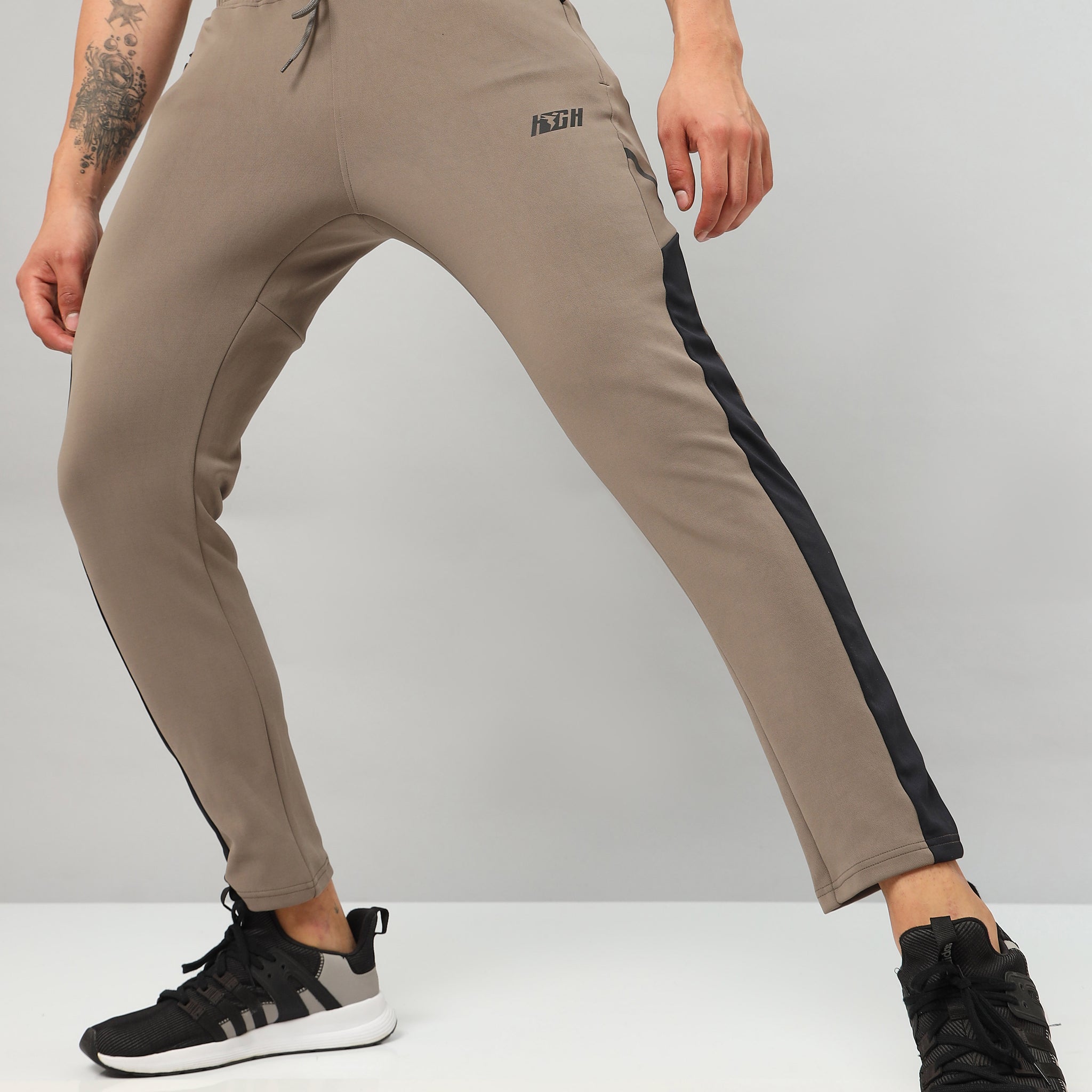 Men Colorblock Relax Fit Trackpants with ELASTO PLUS