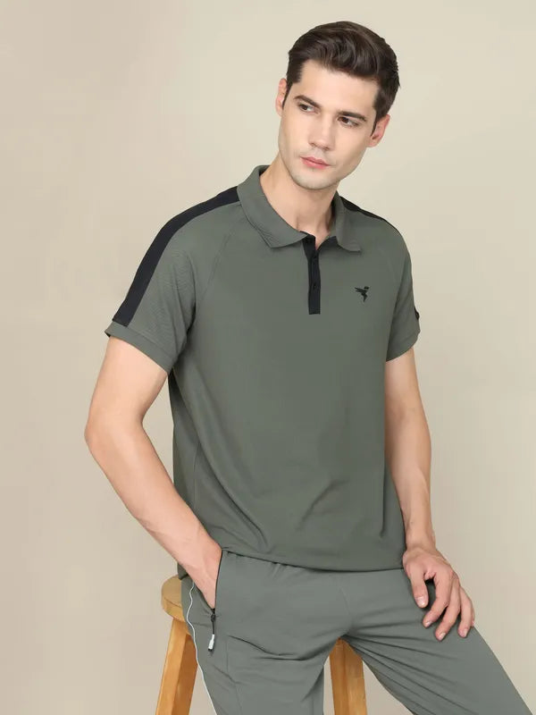 Men Colorblock Slim Fit Polo T-shirt with MATPIQ