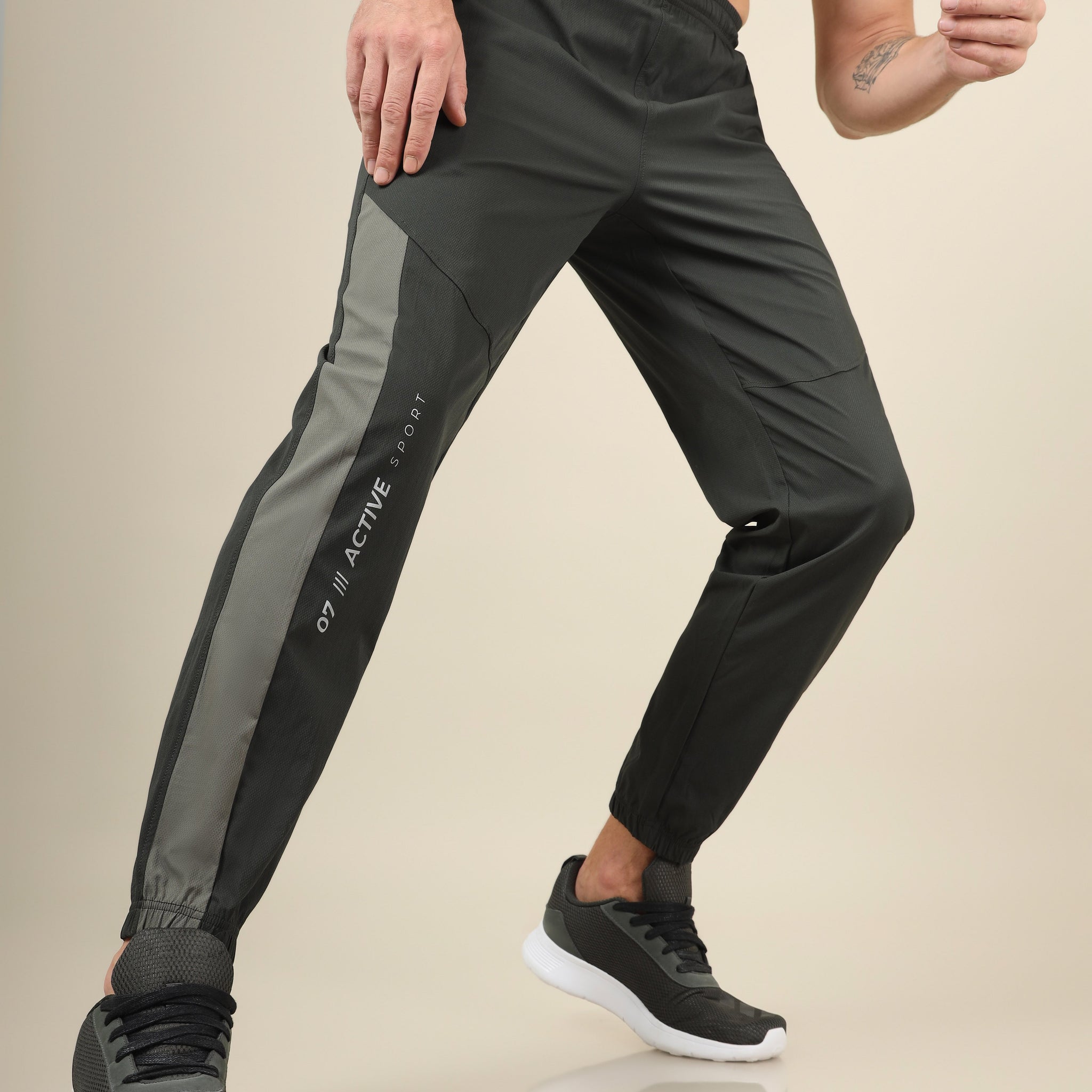 Men Solid Slim Fit Sports Joggers with TECHNOLITE