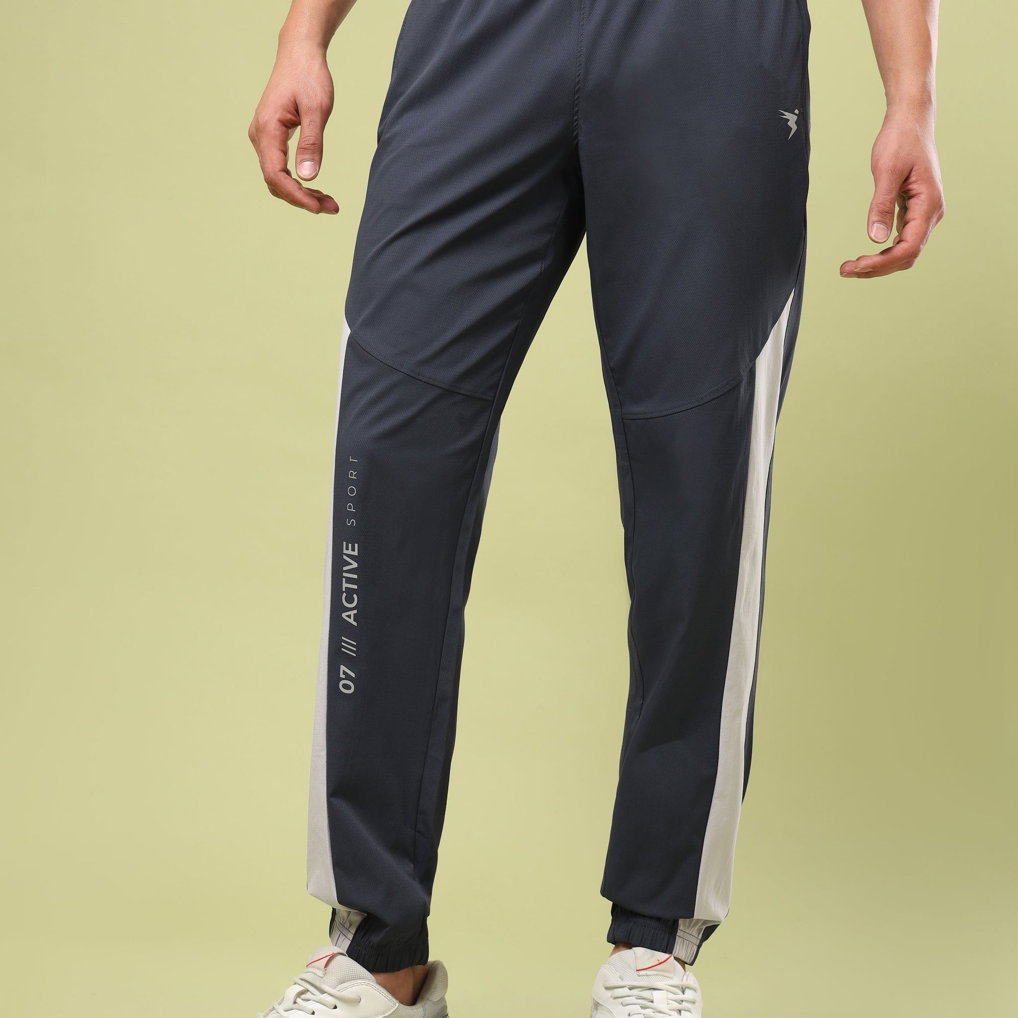 Men Solid Slim Fit Sports Joggers with TECHNOLITE