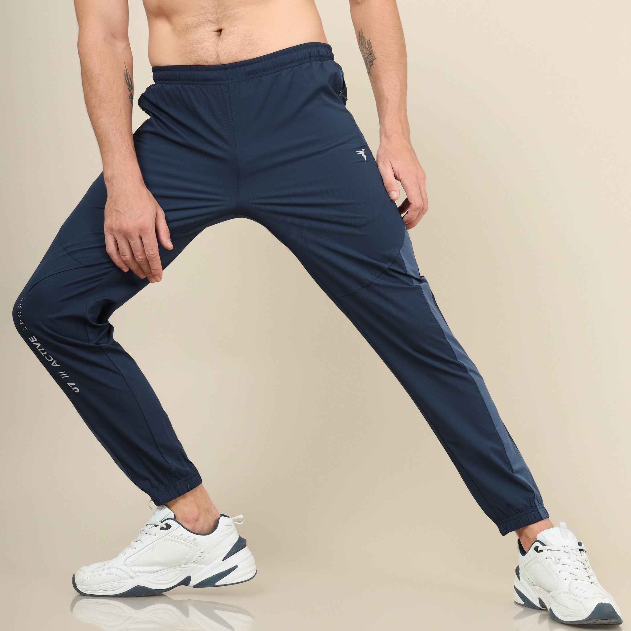 Men Solid Slim Fit Sports Joggers with TECHNOLITE